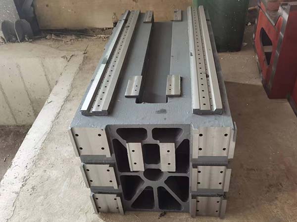 Lathe Bed Casting is the core foundational component of lathes,serving as the base for installing the main spindle box,feed box,slide rest,and guideways.As thebackboneof lathe operation,it bears the total weight of the lathe,workpieces,and